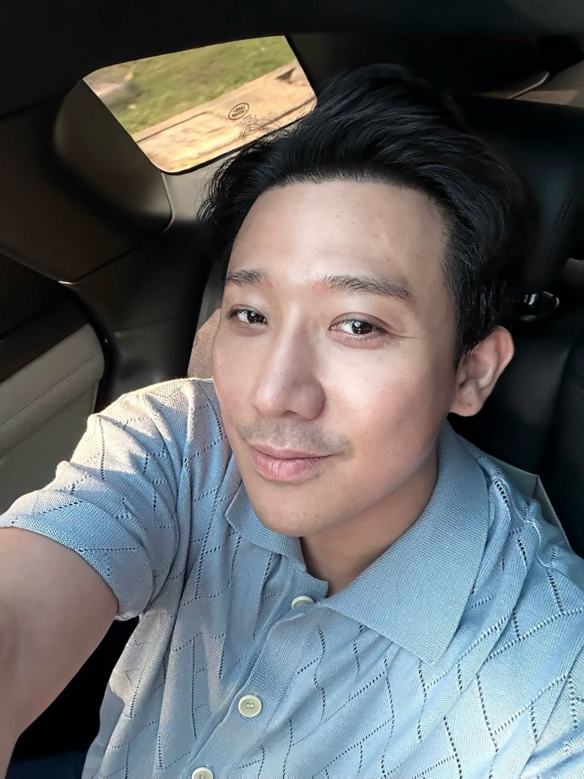 Trong khi nhiều nghệ sĩ tranh thủ nghỉ ngơi, Trấn Thành vẫn miệt mài trên phim trường. Nam nghệ sĩ hài hước nhắn gửi khán giả: “Tui thì vẫn đi quay phim để phục vụ cả nhà Tết này đây”