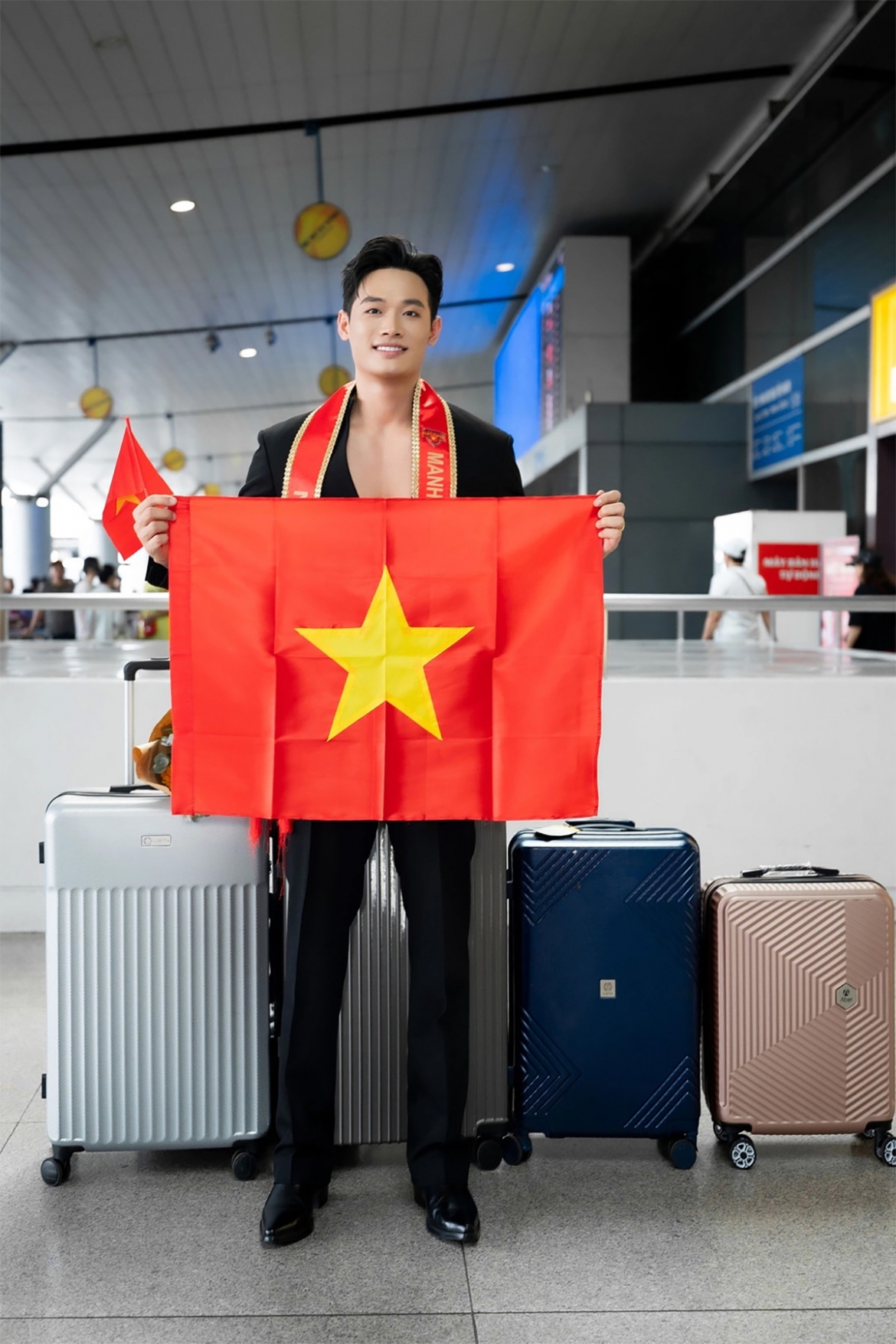 Trần Tiến Dũng mang 90 kg hành lý đi thi Manhunt International.