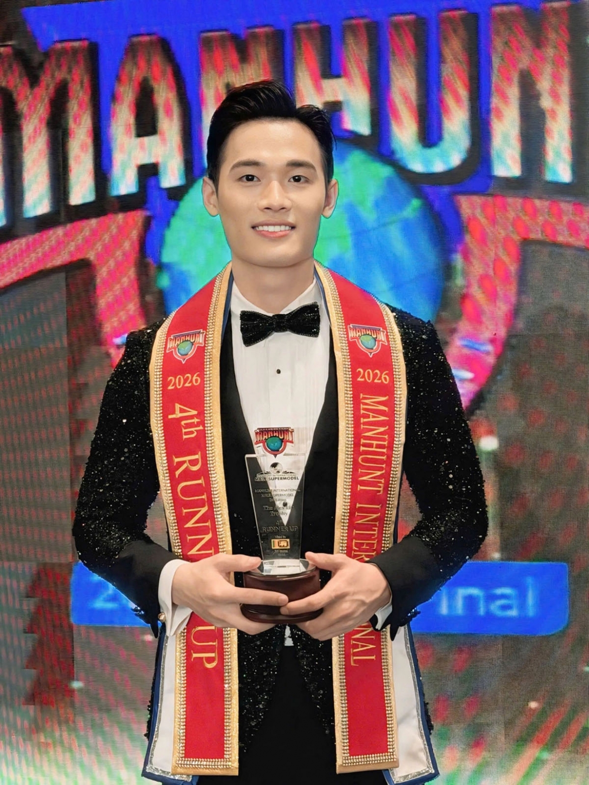 Trần Tiến Dũng, đến từ Phú Thọ, trở thành chủ nhân danh hiệu á vương 4 tại chung kết Manhunt International 2026. Á Vương chia sẻ: “Tôi đến Manhunt International với quyết tâm đăng quang. Dù vậy, khi tên Việt Nam được xướng ở nhóm Á Vương, tôi vẫn cảm thấy hạnh phúc và biết ơn”.
