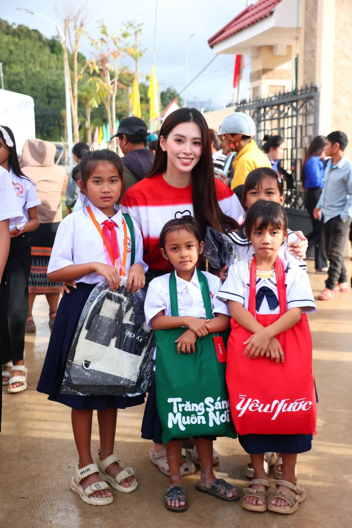Trần Tiểu Vy mang một mùa Trung thu ấm áp đến với trẻ em tại Tây Giang khi tham gia chương trình “Vầng trăng chiến sĩ”. Người đẹp cùng các đơn vị trao tặng những món quà nhỏ, trong đó có 140 “Túi học Vy Ơi!”, gửi gắm lời chúc các em luôn vui vẻ và có thêm động lực đến trường.