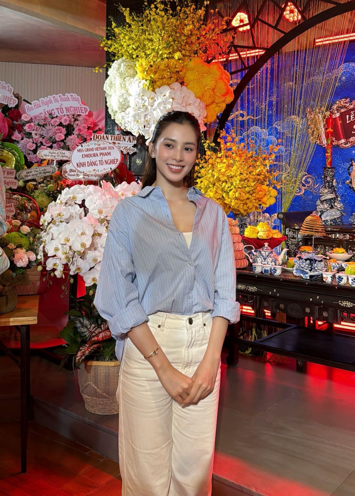 Tiểu Vy diện trang phục truyền thống, gửi lời cầu mong Tổ nghề luôn yêu thương, dẫn lối và phù hộ trên hành trình hoạt động nghệ thuật.
