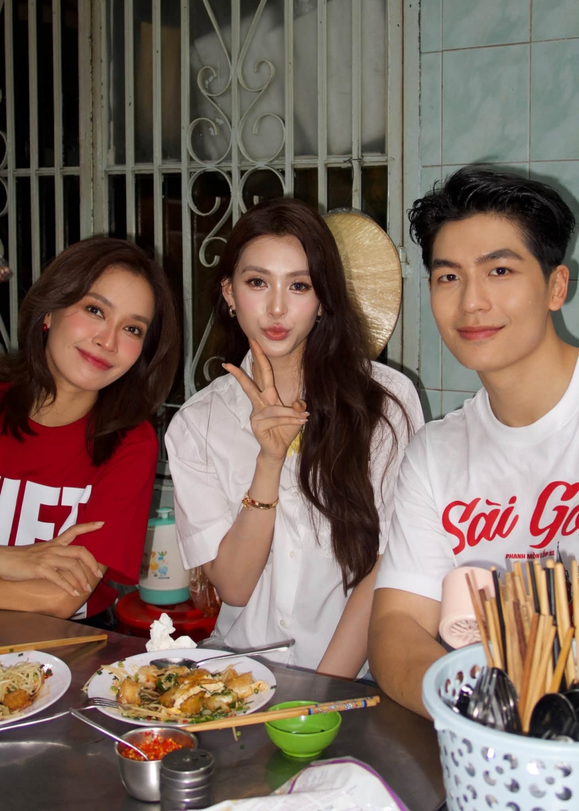 Tiểu Vy tiếp tục gây chú ý với visual nổi bật khi xuất hiện bên Quốc Anh. Những khung hình trẻ trung, đầy năng lượng của cả hai nhanh chóng nhận được sự quan tâm.