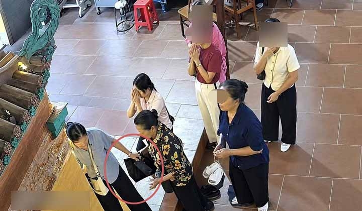 Camera an ninh ghi lại cảnh hai phụ nữ nghi dàn cảnh móc túi, lấy trộm điện thoại của người đi lễ tại đền Phấn Động