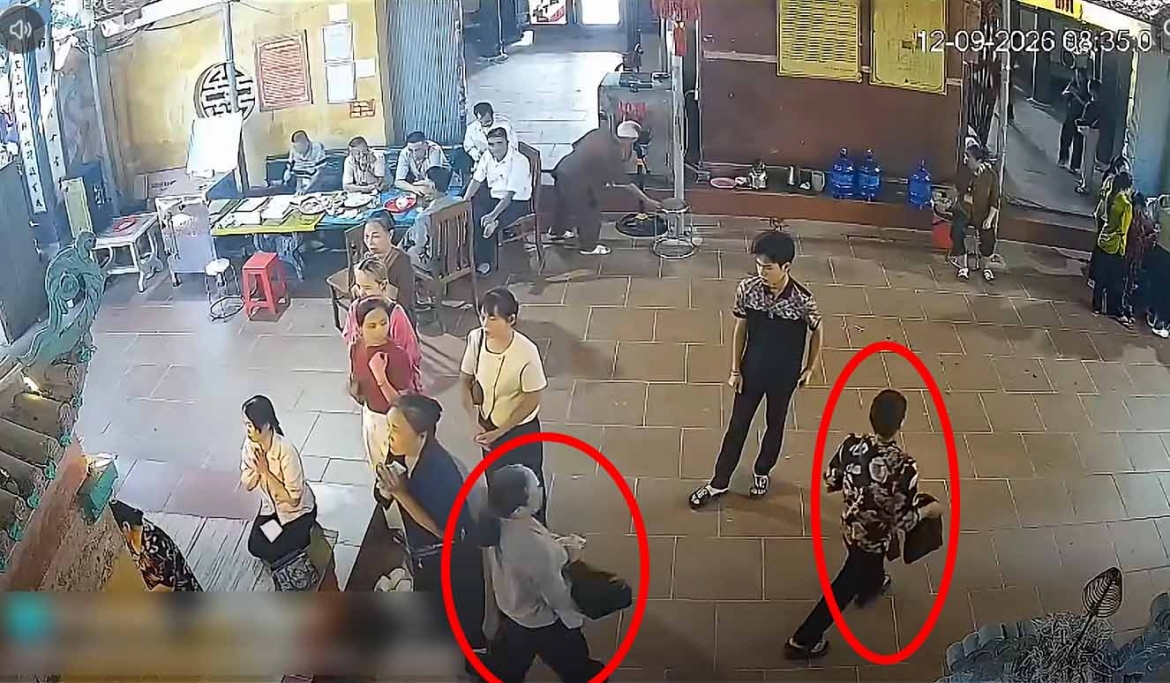 Sau khi lấy được tài sản, cả hai người phụ nữ nhanh chóng rời khỏi vị trí