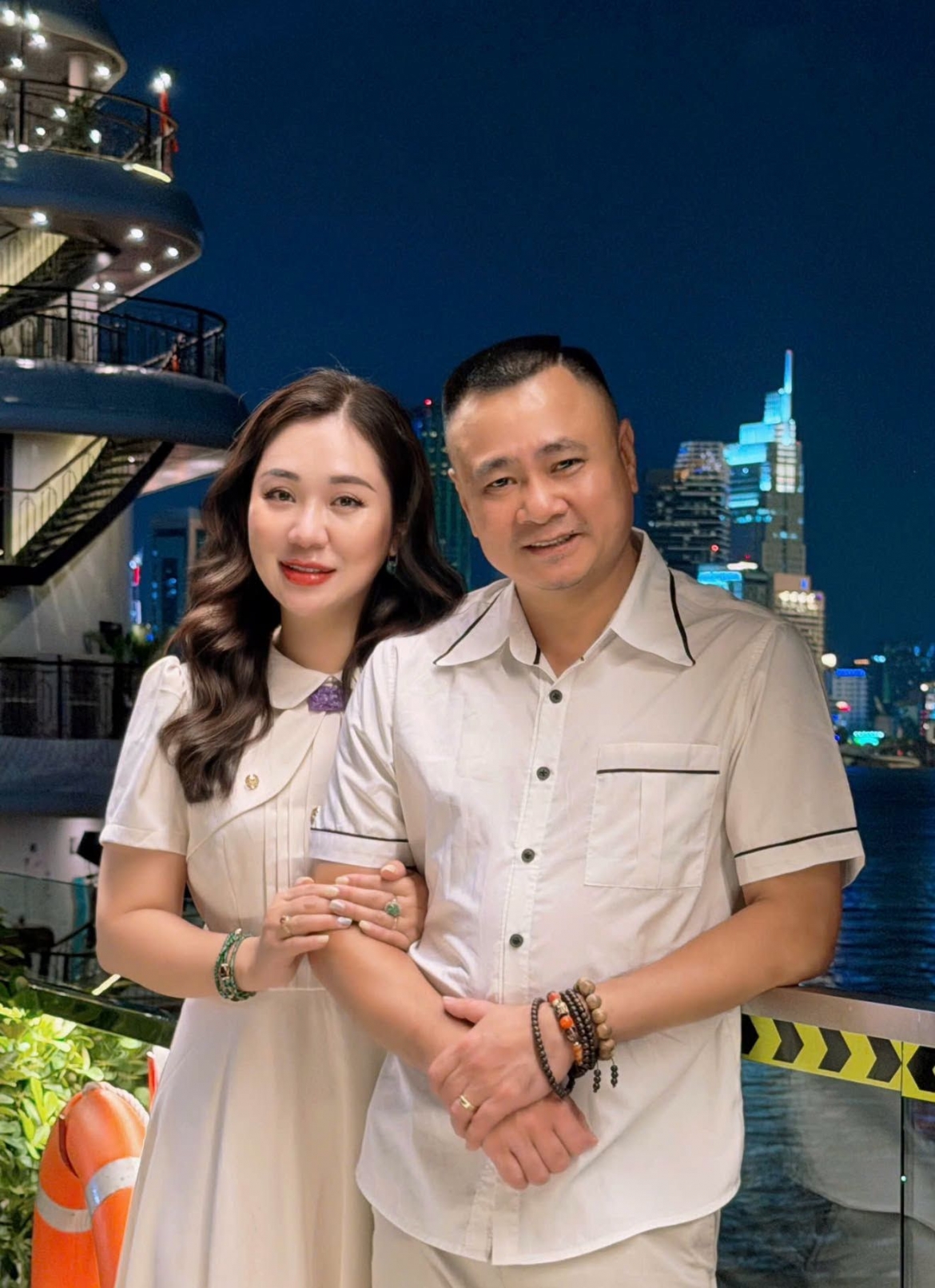 Tự Long tiếp tục mang đến một góc nhìn hài hước về cuộc sống gia đình. Nam nghệ sĩ dí dỏm chia sẻ chuyện đàn ông đôi khi khá chủ quan và đơn giản, trong khi “chỉ có các bà vợ mới biết” sự thật phía sau.