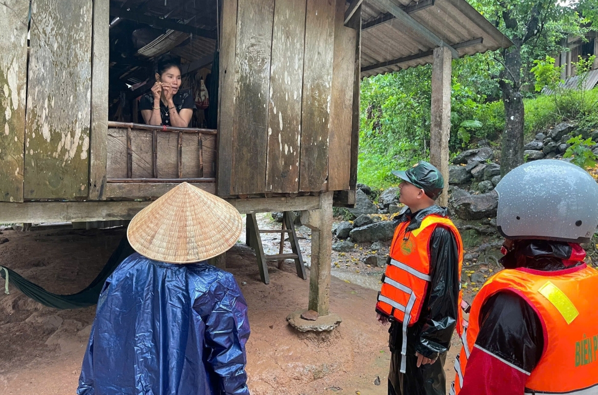 Vận động người dân di dời khỏi khu vực nguy hiểm
