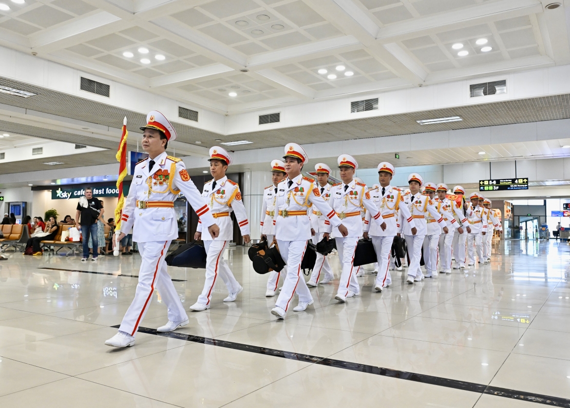 Những giai điệu quen thuộc về đất nước vang lên giữa hành trình từ Hà Nội đến TP.HCM. T<a href="vov.vn/doanh-nghiep/o-do-cao-10000-met-ca-khoang-may-bay-cung-hat-mung-quoc-khanh-29-post1329198.vov" target="_blank">rên chuyến bay VN245 của Vietnam Airlines,</a> những lá cờ Tổ quốc được giơ cao, tiếng hát cùng hòa nhịp, tạo nên khoảnh khắc đặc biệt và đầy tự hào trong ngày Quốc khánh 2/9.