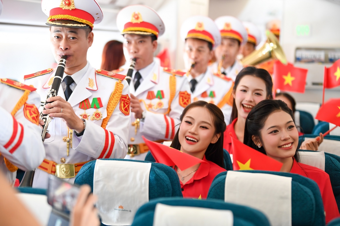 Đến tiết mục cuối, “Như có Bác Hồ trong ngày vui đại thắng”, tiếng hát đã nối dài qua khoang máy bay. Những lá cờ được trao trước đó cùng được giơ cao. Các thí sinh Hoa hậu Việt Nam và nhiều hành khách hát theo tiếng nhạc.