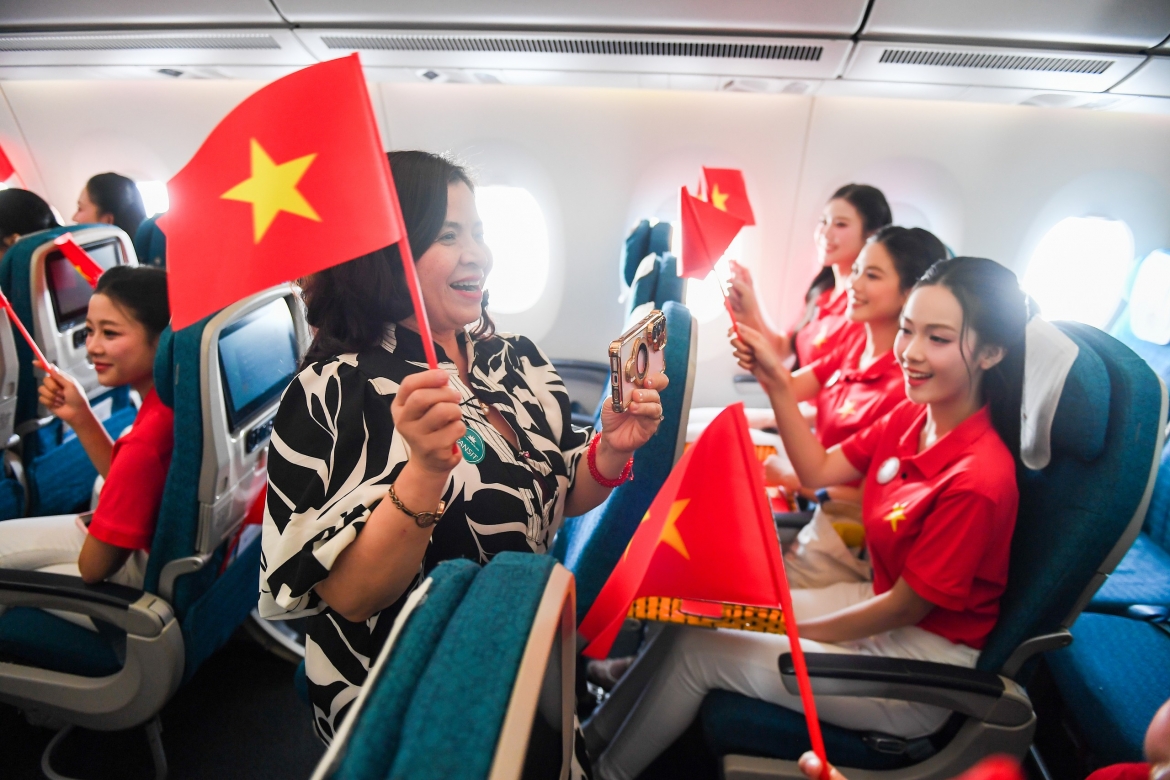 Hành khách hát theo giai điệu “Như có Bác Hồ trong ngày vui đại thắng” trong tiết mục cuối của Đoàn Nghi lễ Quân đội.