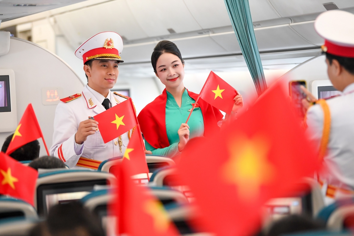 Ông Đặng Anh Tuấn, Phó Tổng giám đốc Vietnam Airlines cho biết: “Mỗi ngày, các chuyến bay Vietnam Airlines kết nối các vùng miền và đưa Việt Nam đến với thế giới. Với vai trò Hãng hàng không Quốc gia, chúng tôi mong muốn trên những hành trình ấy, hành khách không chỉ đến một điểm đến mà còn có thể cảm nhận giá trị văn hóa, tinh thần của đất nước. Trong ngày Quốc khánh, việc mọi người tự nhiên hát theo những giai điệu quen thuộc chính là một cách gần gũi để niềm tự hào ấy được sẻ chia”.