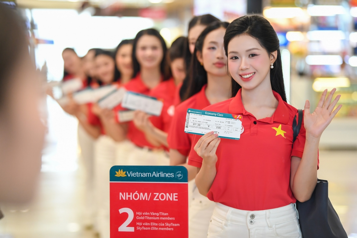 Ngay từ khi làm thủ tục, hành khách nhận thẻ lên tàu được thiết kế riêng với hình ảnh cờ Tổ quốc. Đồng hành trên chuyến bay có các thí sinh Hoa hậu Việt Nam 2026.