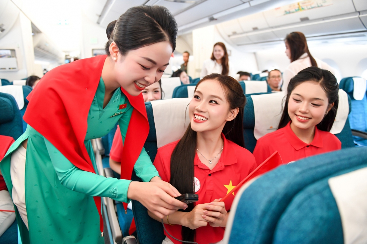 Những lá cờ Tổ quốc được trao tới hành khách trước khi chương trình âm nhạc bắt đầu.