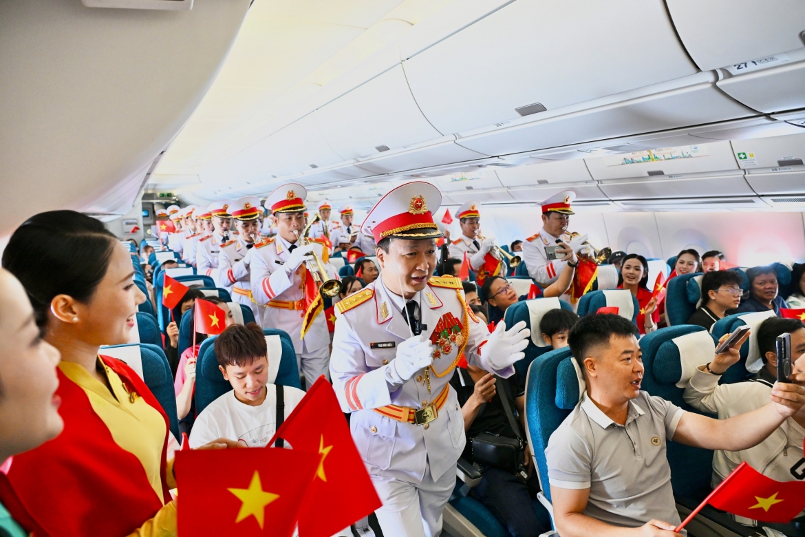 Ít phút sau, cán bộ, chiến sĩ Đoàn Nghi lễ Quân đội bắt đầu biểu diễn bằng nhạc cụ ngay trên khoang máy bay. Ba giai điệu “Đất nước trọn niềm vui”, “Nối vòng tay lớn” và “Như có Bác trong ngày vui đại thắng” lần lượt vang lên trên hành trình từ Hà Nội đến TP.HCM.