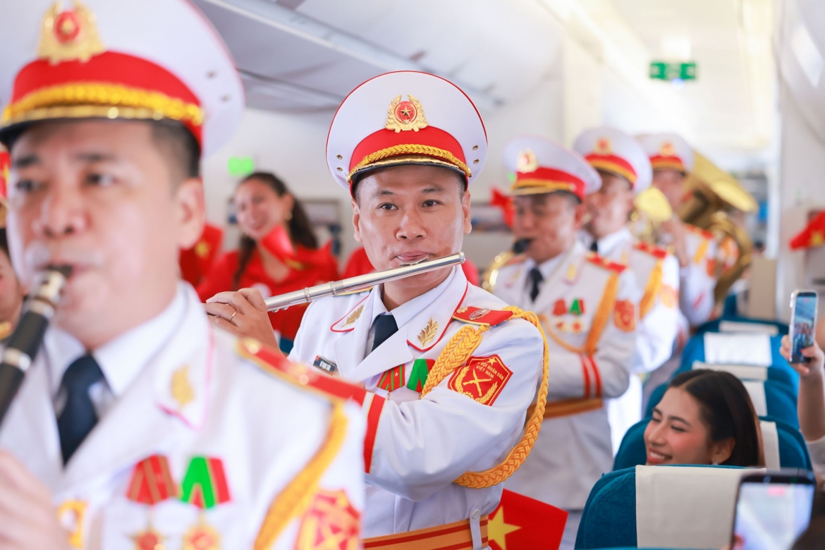 Cán bộ, chiến sĩ Đoàn Nghi lễ Quân đội trình diễn “Đất nước trọn niềm vui”, “Nối vòng tay lớn” và “Như có Bác trong ngày vui đại thắng” bằng nhạc cụ trên khoang máy bay Vietnam Airlines.