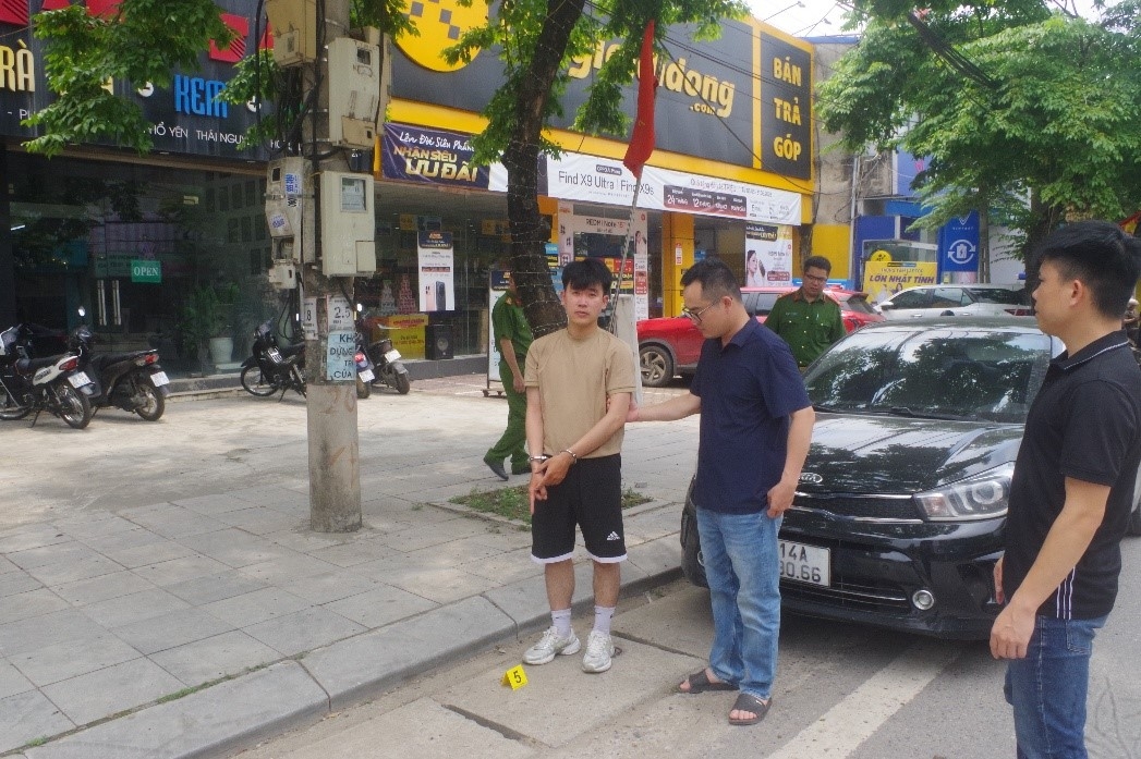 Phạm Trung Thành đứng đợi và cảnh giới cho Sơn
