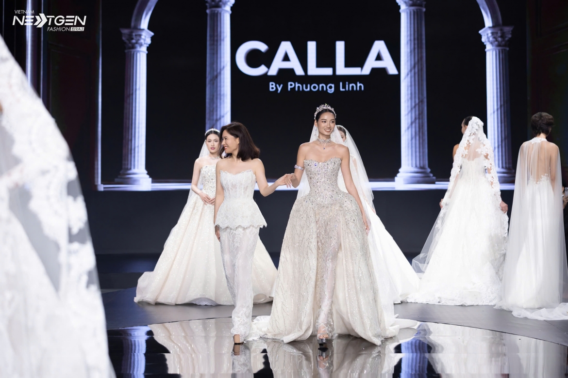 Người đẹp xuất hiện trong thiết kế váy cưới mang tinh thần couture, khép lại phần trình diễn được xây dựng từ hành trình 26 năm gắn bó với nghệ thuật thiết kế váy cưới của nhà thiết kế.