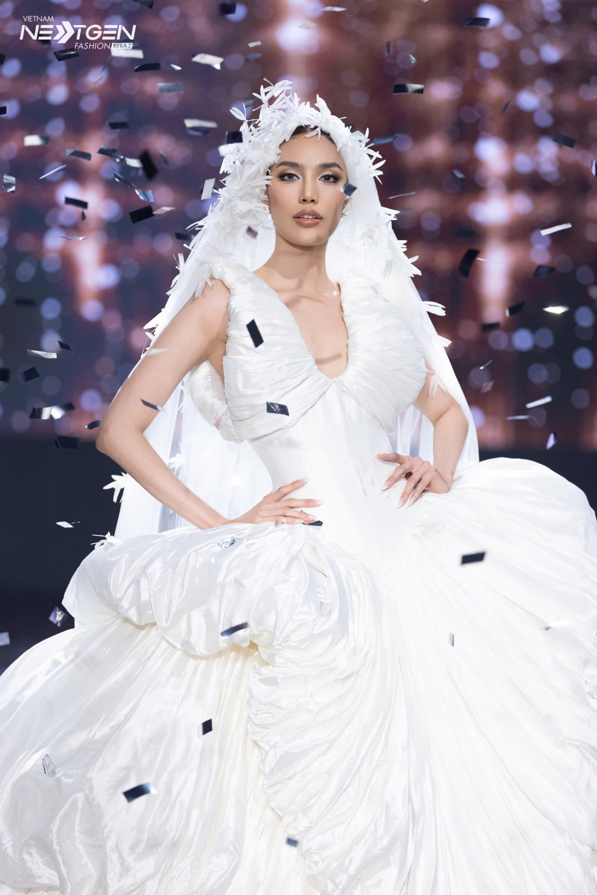 Bộ sưu tập được nhà thiết kế ấp ủ gần hai năm, lấy cảm hứng từ ký ức tuổi thơ và vẻ đẹp của vùng đất cố đô Huế.