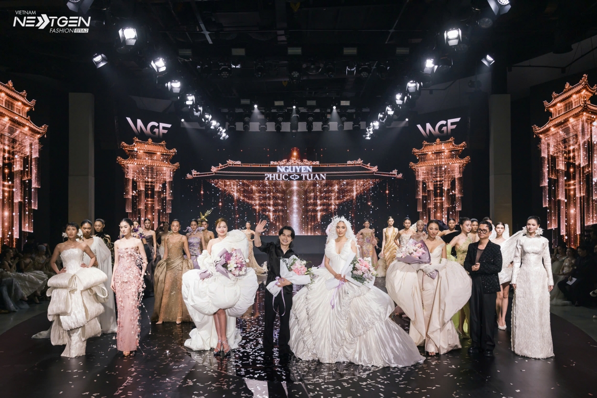 Tối 9/10, tại TP.HCM, Couture Show giới thiệu hai bộ sưu tập L’Héritage của NTK Phương Linh và Numéro 6: Vũ khúc cố đô của NTK Nguyễn Phúc Tuấn. Tại Couture Show, NTK Phương Linh được trao giải The Couture Icon, trong khi Nguyễn Phúc Tuấn nhận giải The Emerging Icon.