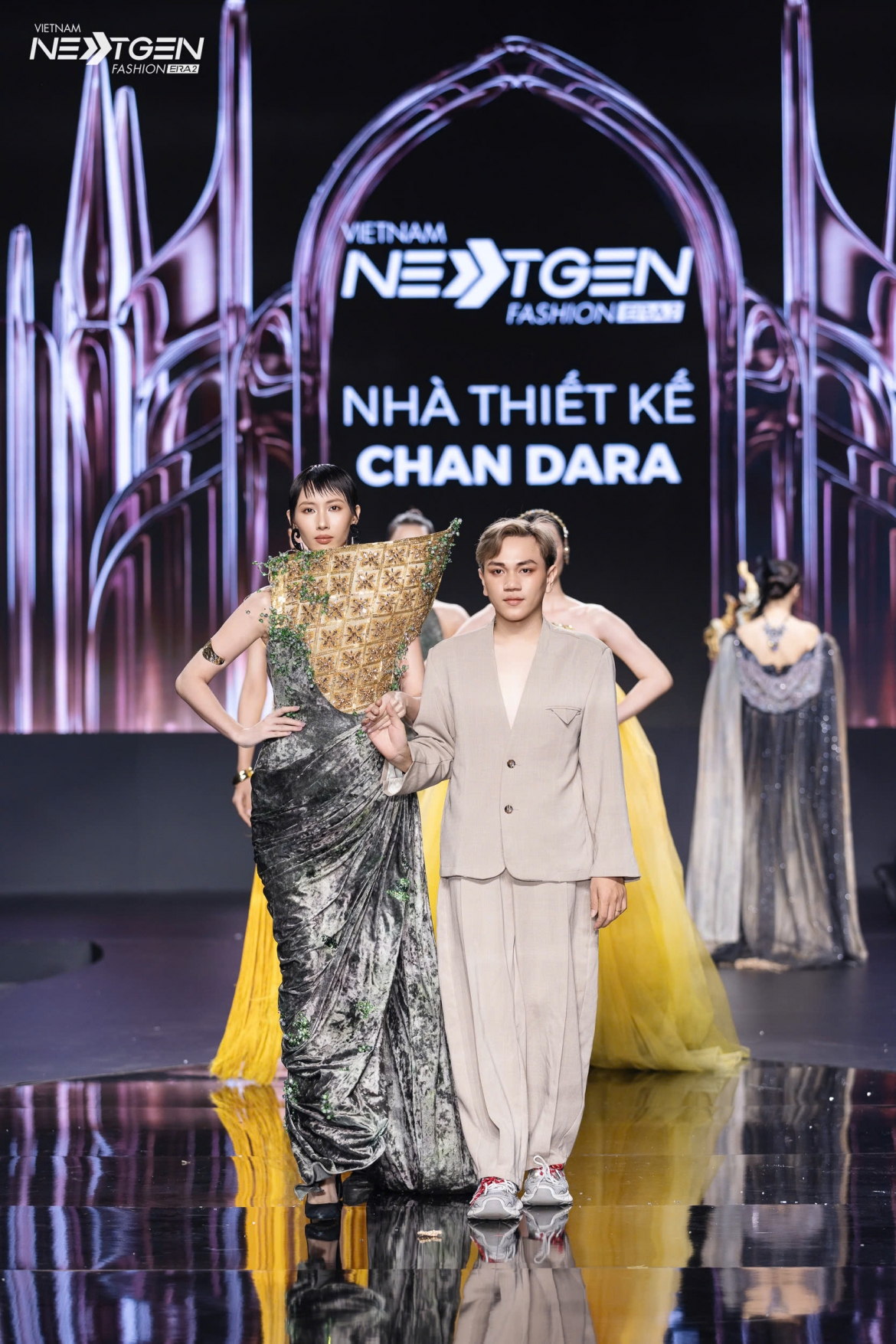 Trước Couture Show, Vietnam NextGen Fashion Era 2 cũng dành sân khấu cho 25 nhà thiết kế trẻ và 10 thủ khoa ngành Thiết kế Thời trang. Các sáng tạo trải rộng từ Haute Couture, Street Style đến Dân gian đương đại.