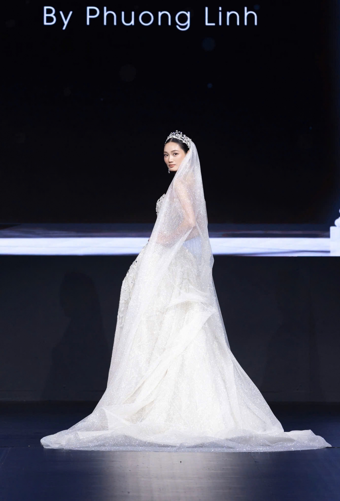 Ở bộ sưu tập L’Héritage của NTK Phương Linh, Miss Universe Vietnam 2026 Quỳnh Anh đảm nhận vị trí vedette.
