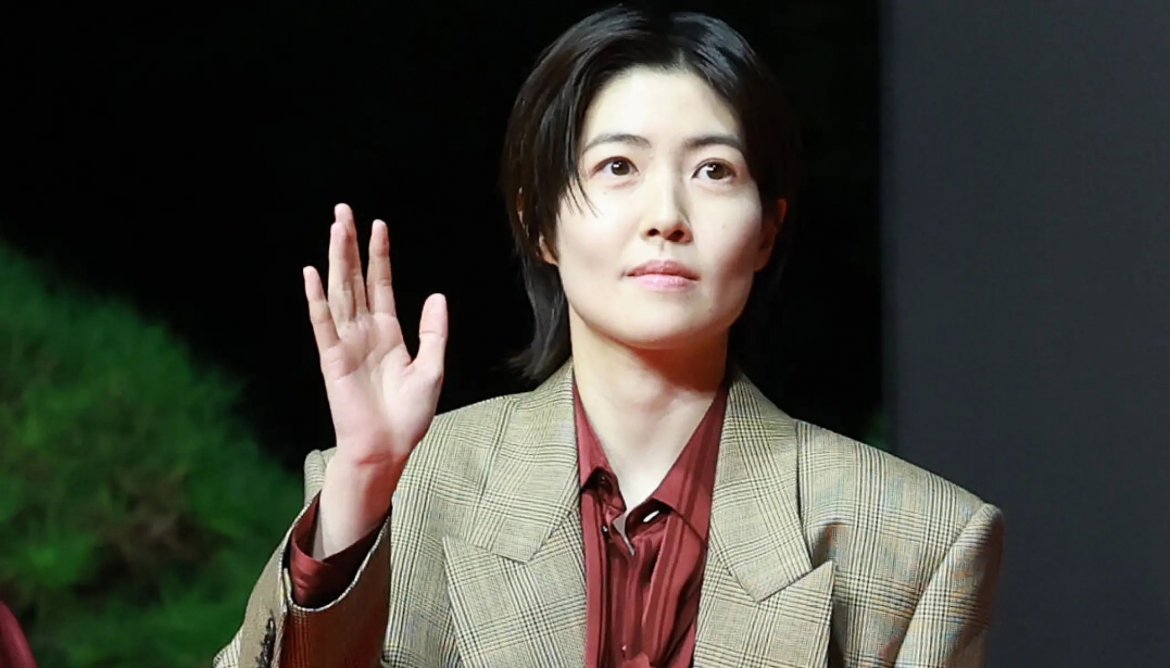 Nữ diễn viên Shim Eun-kyung, giám khảo LHP Busan vẫy tay khi bước trên thảm đỏ.