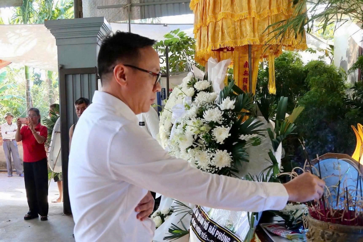 Ông Đào Trọng Đức, Phó Chủ tịch UBND thành phố Hải Phòng đến thăm hỏi, chia buồn với gia đình cháu bé tại thôn Thượng Đông, xã Vĩnh Am, thành phố Hải Phòng