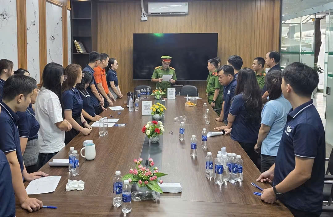 Cơ quan Công an thi hành lệnh khám xét tại Công ty TNHH Công nghệ Môi trường Đất Việt