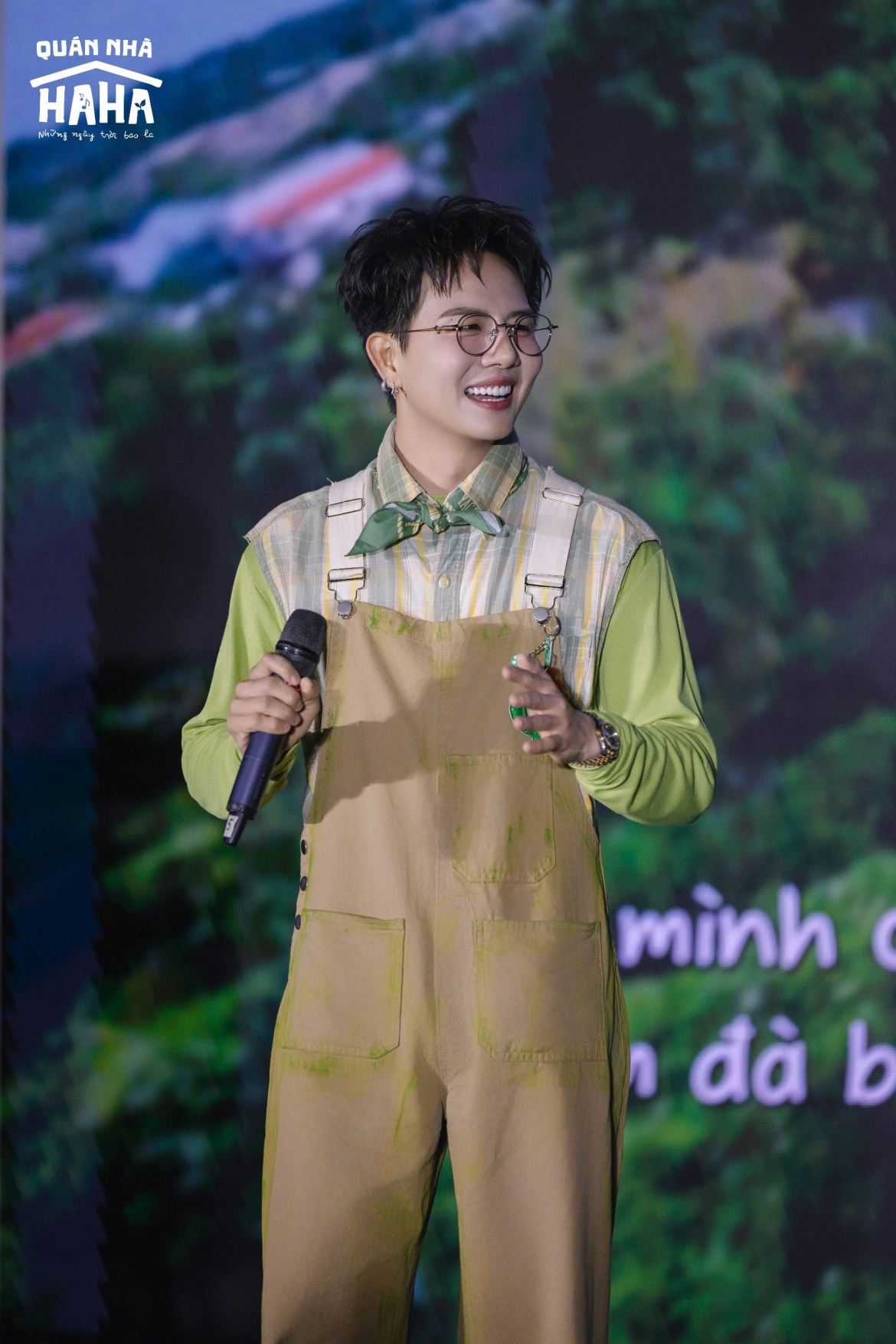 Duy Khánh cho biết công việc chạy bàn khiến anh nhiều lúc căng thẳng vì phải xử lý nhiều yêu cầu cùng lúc.