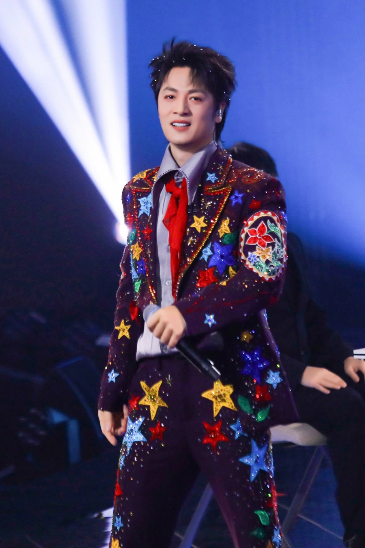 Đăng Khôi trở thành thí sinh đầu tiên nhận 4 nút vàng tại Silk Way Star.