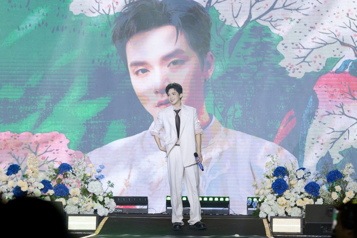 Vương Bình lần đầu trình diễn “Thành-Thân” tại fanmeeting ở TP.HCM.