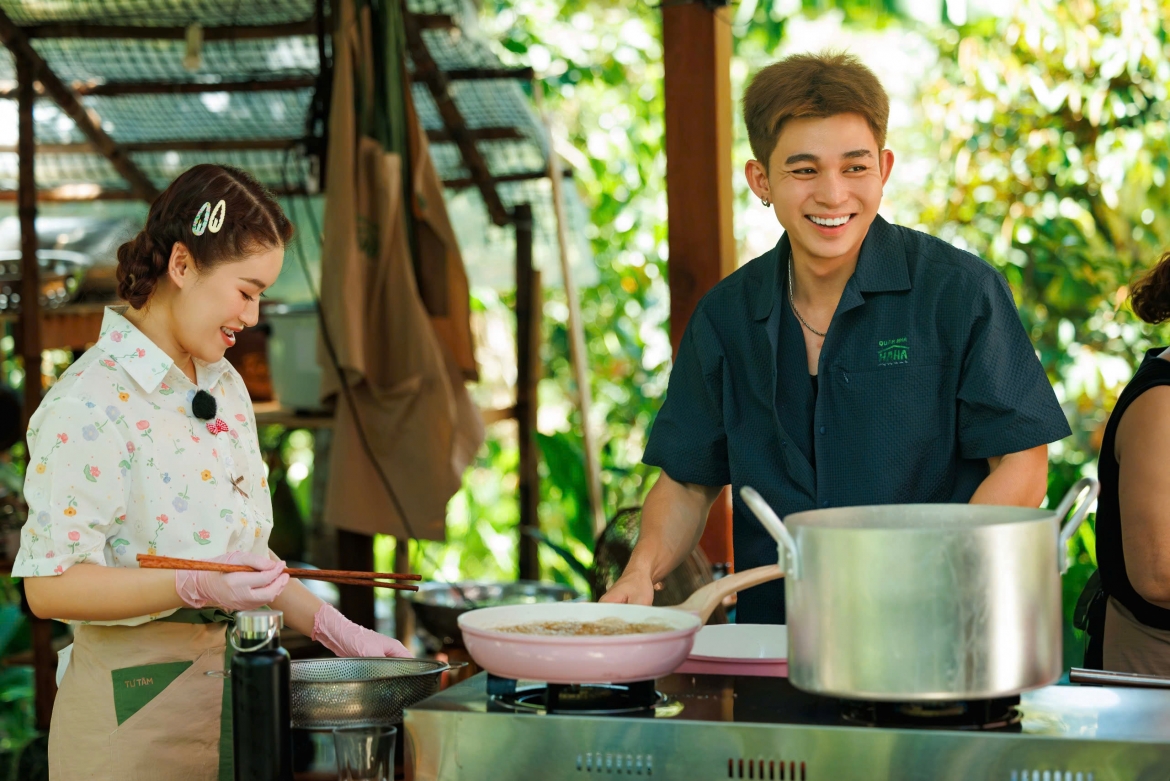 Jun Phạm đảm nhận vị trí bếp chính, chế biến các món ăn đặc trưng của Huế.