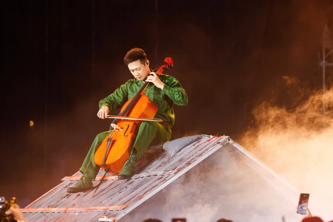 MC Anh Tuấn chơi cello trong tiết mục “Em tôi”.