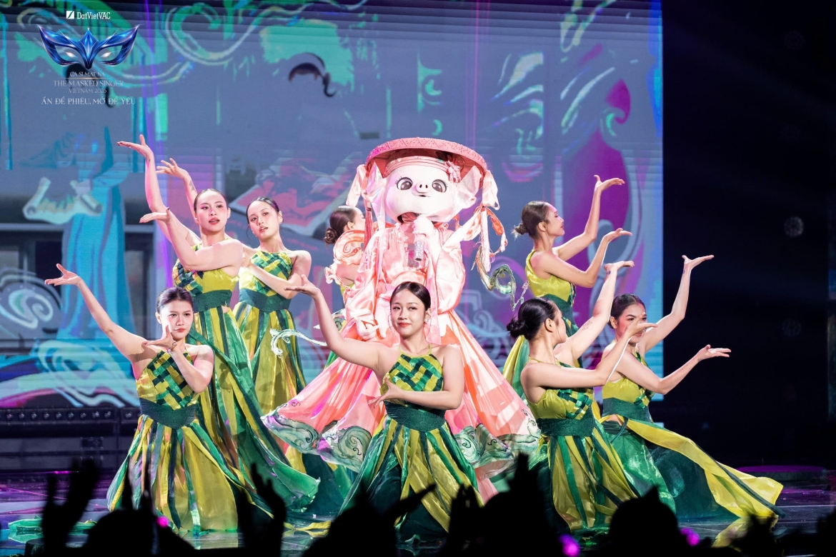 Heo Má Hồng gây chú ý với màn trình diễn “Cầm kỳ thi họa”.