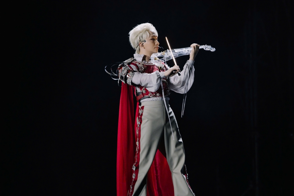 Nam nghệ sĩ tiếp tục phát huy thế mạnh violin trong các tiết mục Thăng hoa, Ánh sáng của đời tôi.