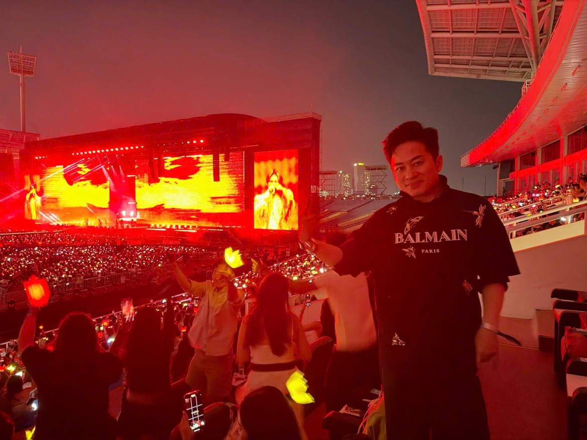 Tùng Dương gây chú ý khi xuất hiện tại concert BIGBANG. Nam ca sĩ cho biết anh tranh thủ xem cách nhóm khuấy động một sân vận động lớn để học hỏi kinh nghiệm, trước khi tổ chức concert Bay về phía mặt trời tại Mỹ Đình vào tối 19/12 tới.