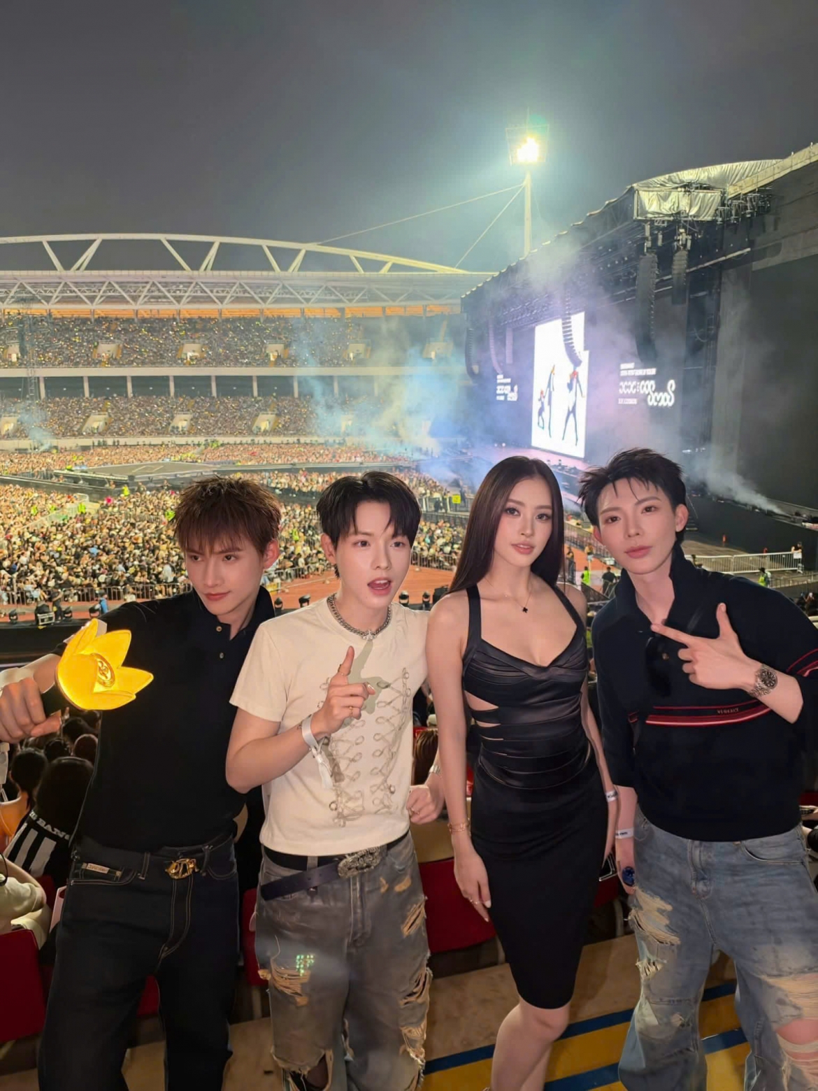 Đức Phúc, Erik, Hùng Huỳnh và Hoa hậu Tiểu Vy cùng xuất hiện tại đêm diễn thứ hai của BIGBANG. Erik đăng ảnh cả nhóm trên trang cá nhân và gọi vui đây là “tổ đội trai xinh gái đẹp” tại Day 2 concert.