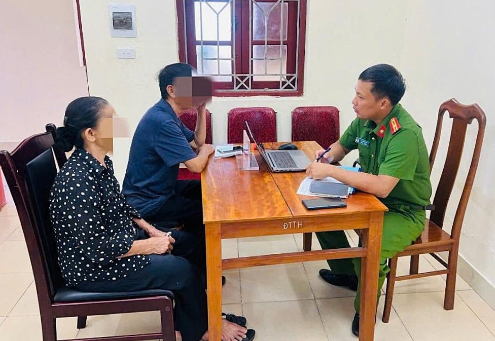 Công an xã Lộc Hà giải thích, tuyên truyền làm rõ thủ đoạn của tội phạm lừa đảo cho người dân.