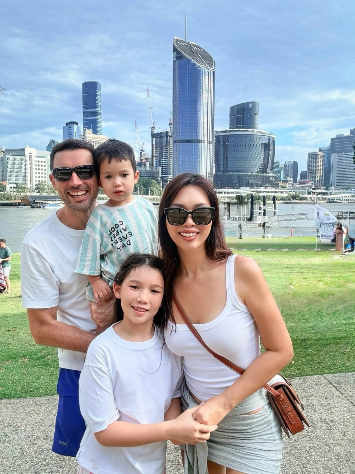 Vợ chồng người mẫu Hà Anh vừa đưa hai con Myla, Luca đến Brisbane, tận hưởng mùa xuân ở Australia.