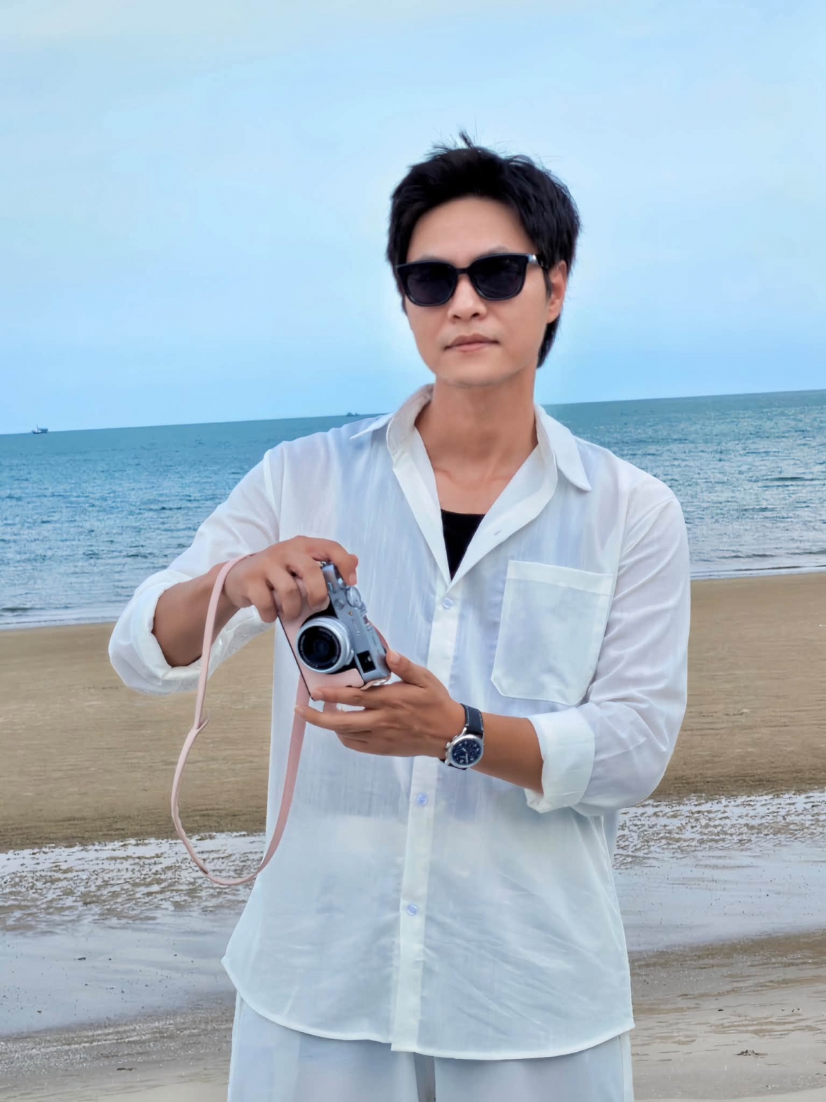 Diễn viên Tô Dũng đăng ảnh trong chuyến đi biển. Anh đang gây chú ý khi đảm nhận vai Khánh trong phim “Mùa hè năm ấy”, đóng cùng bạn gái Minh Thu.