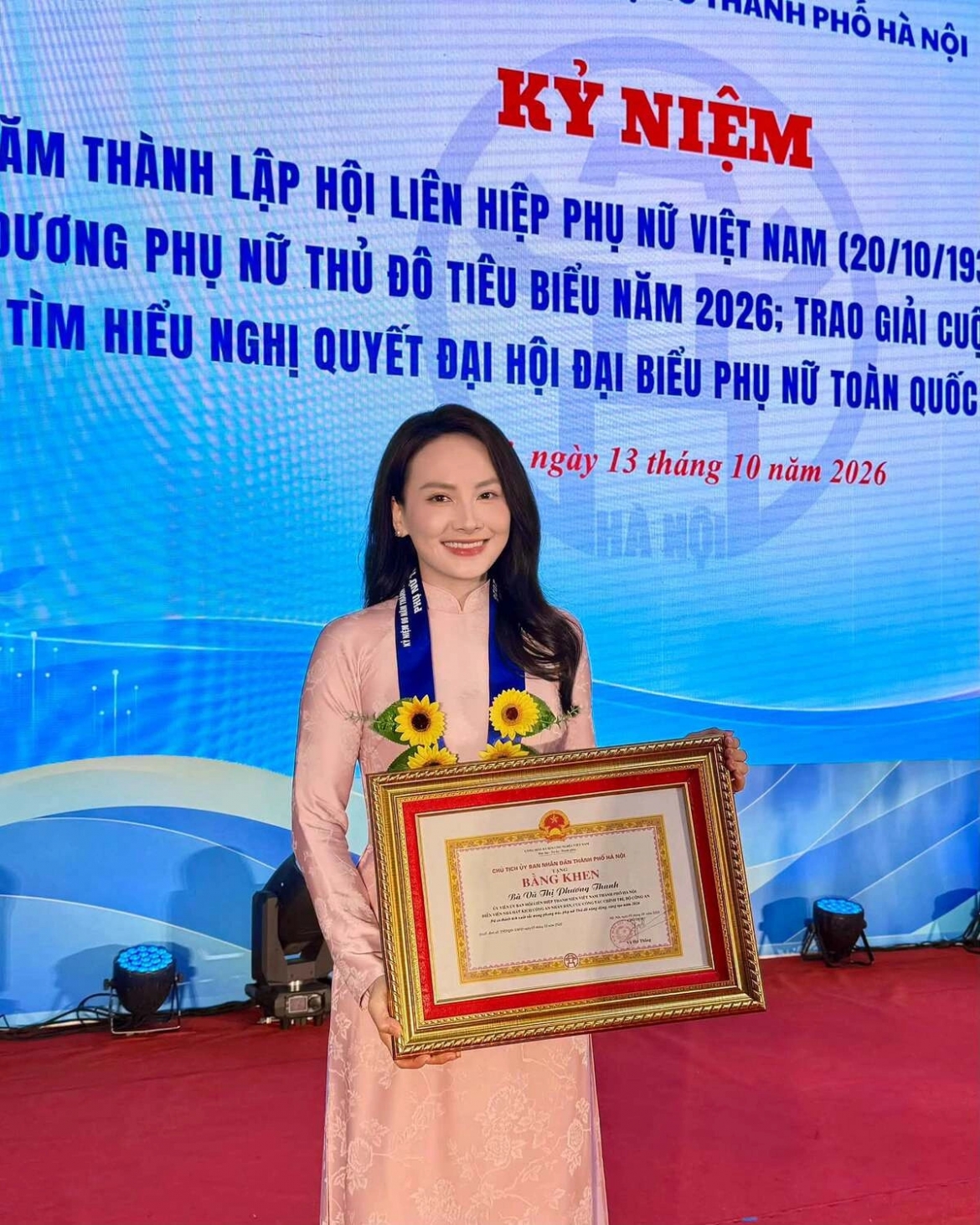 Diễn viên Bảo Thanh được trao danh hiệu 'Phụ nữ Thủ đô tiêu biểu' cùng bằng khen của Chủ tịch UBND TP Hà Nội. Cô nói vinh dự này càng thêm ý nghĩa khi diễn ra trong tháng kỷ niệm Ngày thành lập Hội Liên hiệp Phụ nữ Việt Nam.