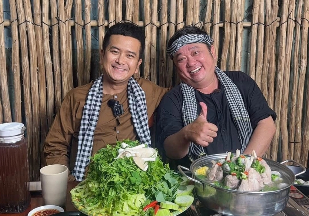 Phùng Ngọc, nổi tiếng với vai Cò trong 'Đất phương Nam', livestream bán lẩu và giao hàng cho một quán ăn ở TP HCM, sau biến cố hôn nhân.