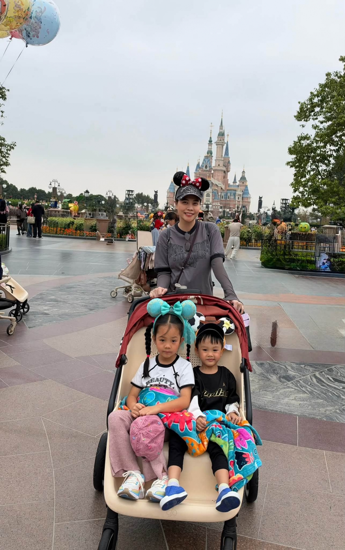 Đàm Thu Trang đăng tải loạt ảnh trong chuyến đi chơi cùng hai con là Suchin và Sutin. Trong khung hình, cựu người mẫu đẩy xe cho các bé, cùng các nhóc tỳ tận hưởng thời gian vui vẻ tại khu vui chơi.