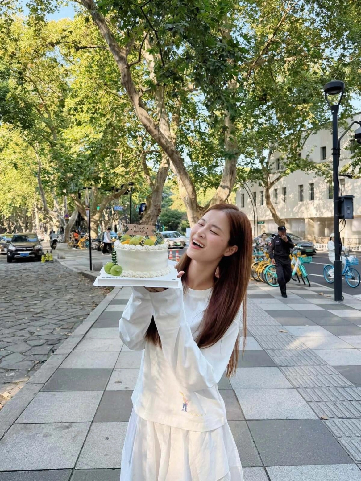 Đông Nhi đón tuổi mới tại Thượng Hải (Trung Quốc) bên ông xã Ông Cao Thắng và hai con gái. Cô cho biết dù ở xa nhà, mình vẫn nhận được hoa, quà cùng những lời chúc từ người thân, bạn bè và khán giả.