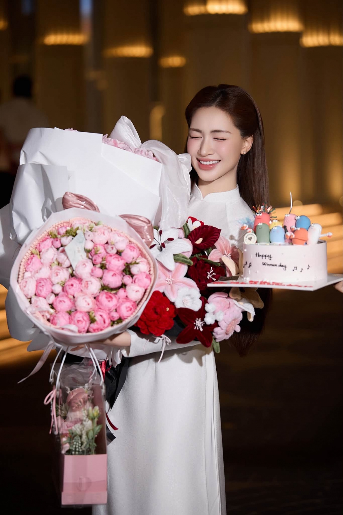 Trên trang cá nhân, Hòa Minzy hạnh phúc chia sẻ hình ảnh nhận nhiều hoa và quà, do người hâm mộ gửi tặng cô nhân dịp ngày 20/10.