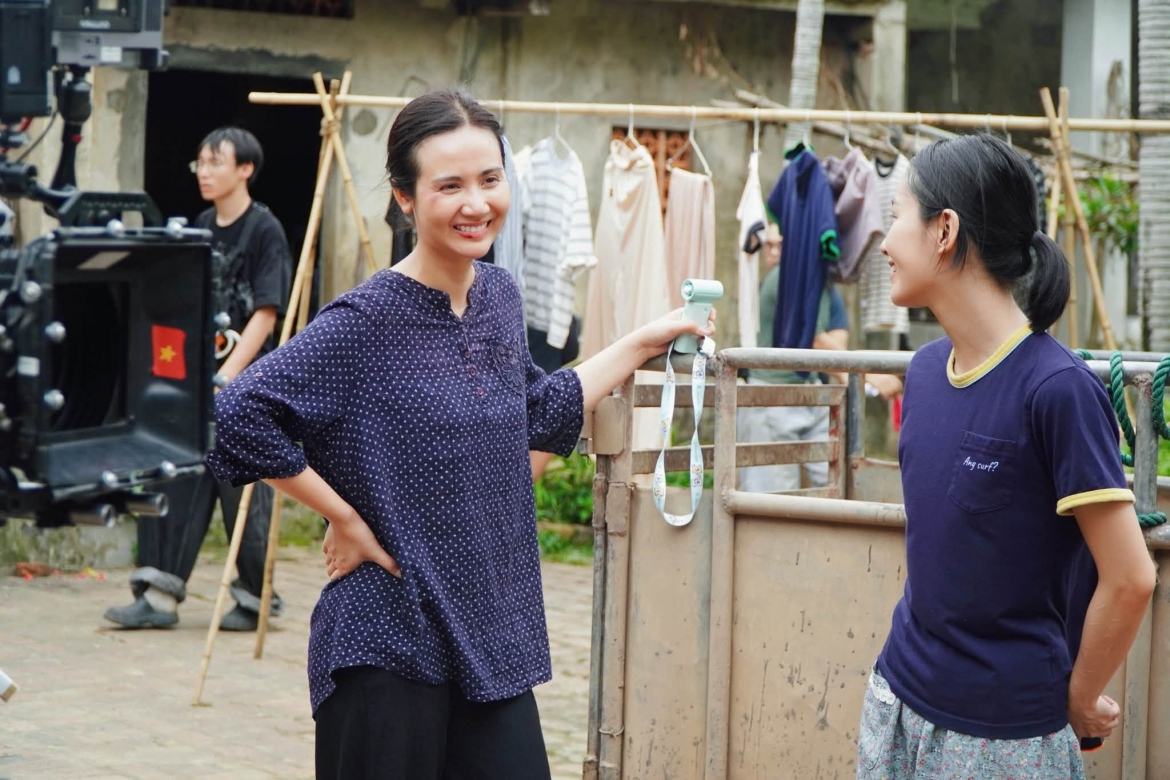 Diễn viên Huyền Lizzie chia sẻ những hình ảnh hậu trường thú vị khi quay bộ phim "Căn nhà không mái che".