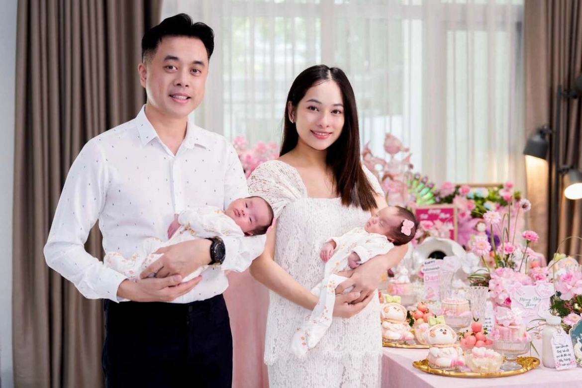 Vợ chồng nhạc sĩ Dương Khắc Linh - ca sĩ Sara Lưu cúng đầy tháng cho cặp sinh đôi con gái Dani và Sani. Hai bé chào đời hôm 21/9, là cặp song sinh thứ hai của gia đình sau hai anh trai Mickey và Jerry.