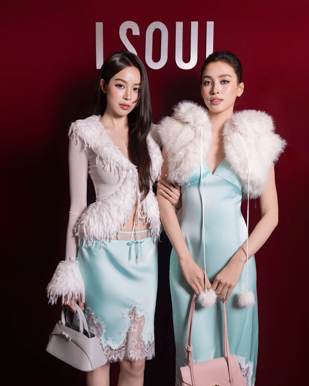 Huỳnh Thị Thanh Thủy và Tiểu Vy có dịp hội ngộ trong một sự kiện mới đây. Hai nàng hậu đều khoe nhan sắc nổi bật trong cùng một khung hình.