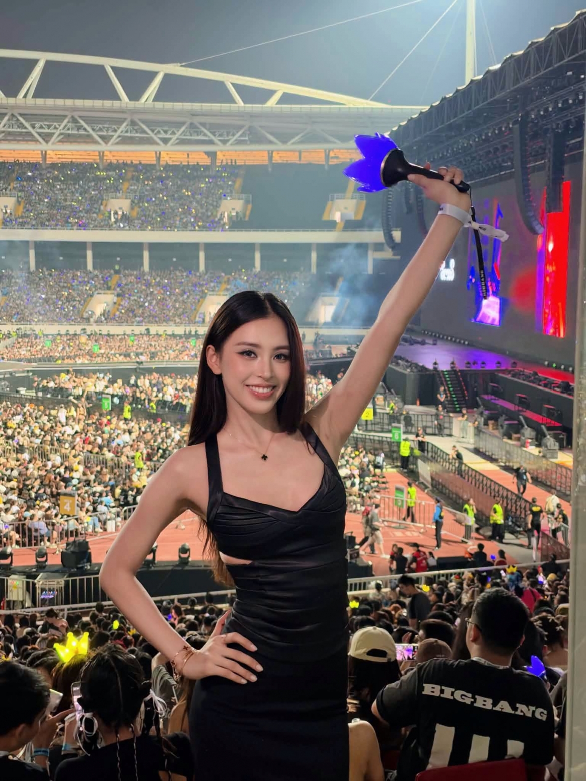 Hoa hậu Tiểu Vy xuất hiện tại concert BIGBANG với trang phục tông đen, cùng nhóm bạn theo dõi đêm diễn cuối tại Hà Nội.