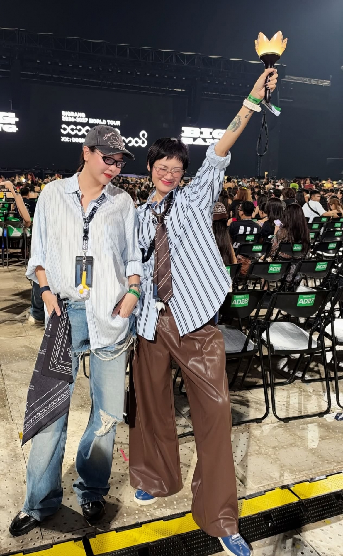 Đàm Thu Trang và người bạn thân, stylist Pông Chuẩn, từ TP.HCM ra Hà Nội xem BIGBANG. Sau khi theo dõi đêm đầu tiên, cả hai tiếp tục xuất hiện tại khu vực Diamond trong đêm diễn thứ hai.