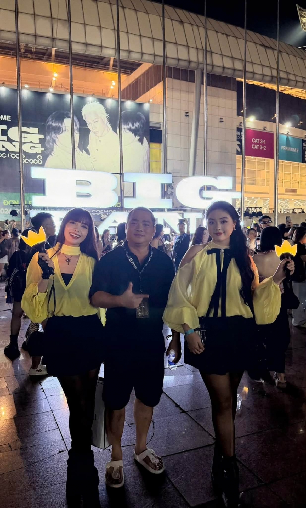 Vợ chồng cựu người mẫu Thúy Hạnh và nhạc sĩ Minh Khang đưa con gái từ TP.HCM ra Hà Nội để theo dõi concert BIGBANG, cùng hòa vào không khí của hai đêm diễn tại Mỹ Đình.
